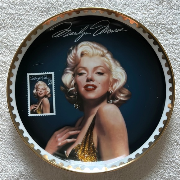 Marilyn Monroe Plate “Sultry Yet Regal” by The Bradford Exchange - Picture 1 of 5